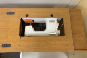 スクールミシンMODEL749型専用テーブルST型のミシン収納イメージ